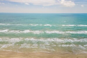 Une plage où les vagues se brisent près du rivage.
