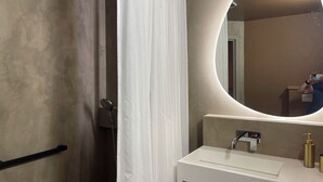 Bathroom - Vrbo Property (Royan)