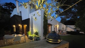 Outdoor dining - Vrbo Property (Royan)