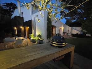 Outdoor dining - Vrbo Property (Royan)