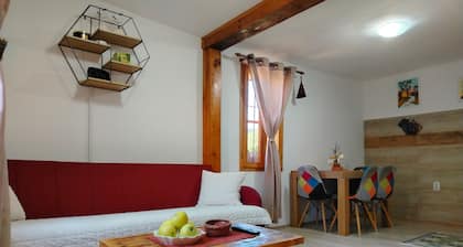 Peaceful 2-bedroom house near A1/E75 with private parking