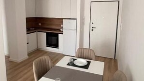 Deluxe appartement, balkon, uitzicht op binnenplaats | Dineren