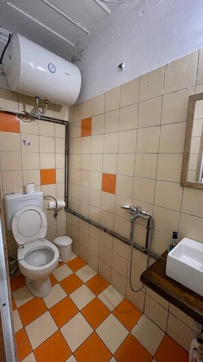 Ein Badezimmer mit Toilette, Bidet und Waschbecken.