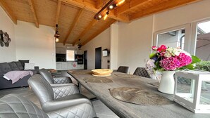 Un interior moderno con comedor, cocina y sala de estar.