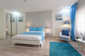 Une chambre à coucher moderne, comprenant un lit, des tables de chevet, une chaise, un bureau et un miroir.