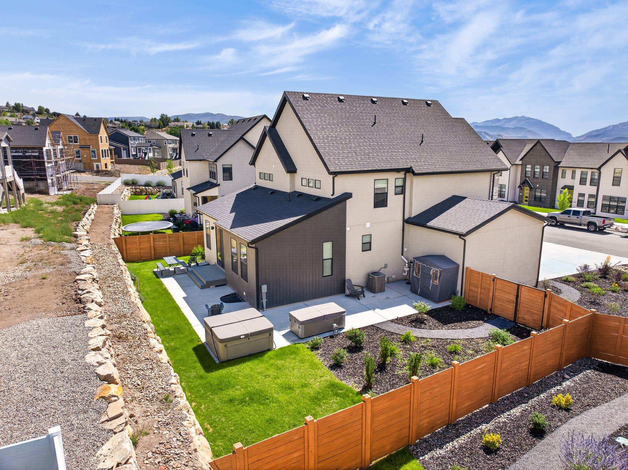 Un barrio residencial con casas modernas, un césped cuidado y un cielo despejado.