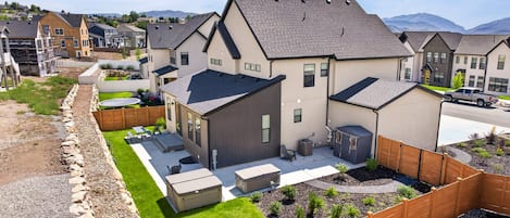 Un barrio residencial con casas modernas, un césped cuidado y un cielo despejado.