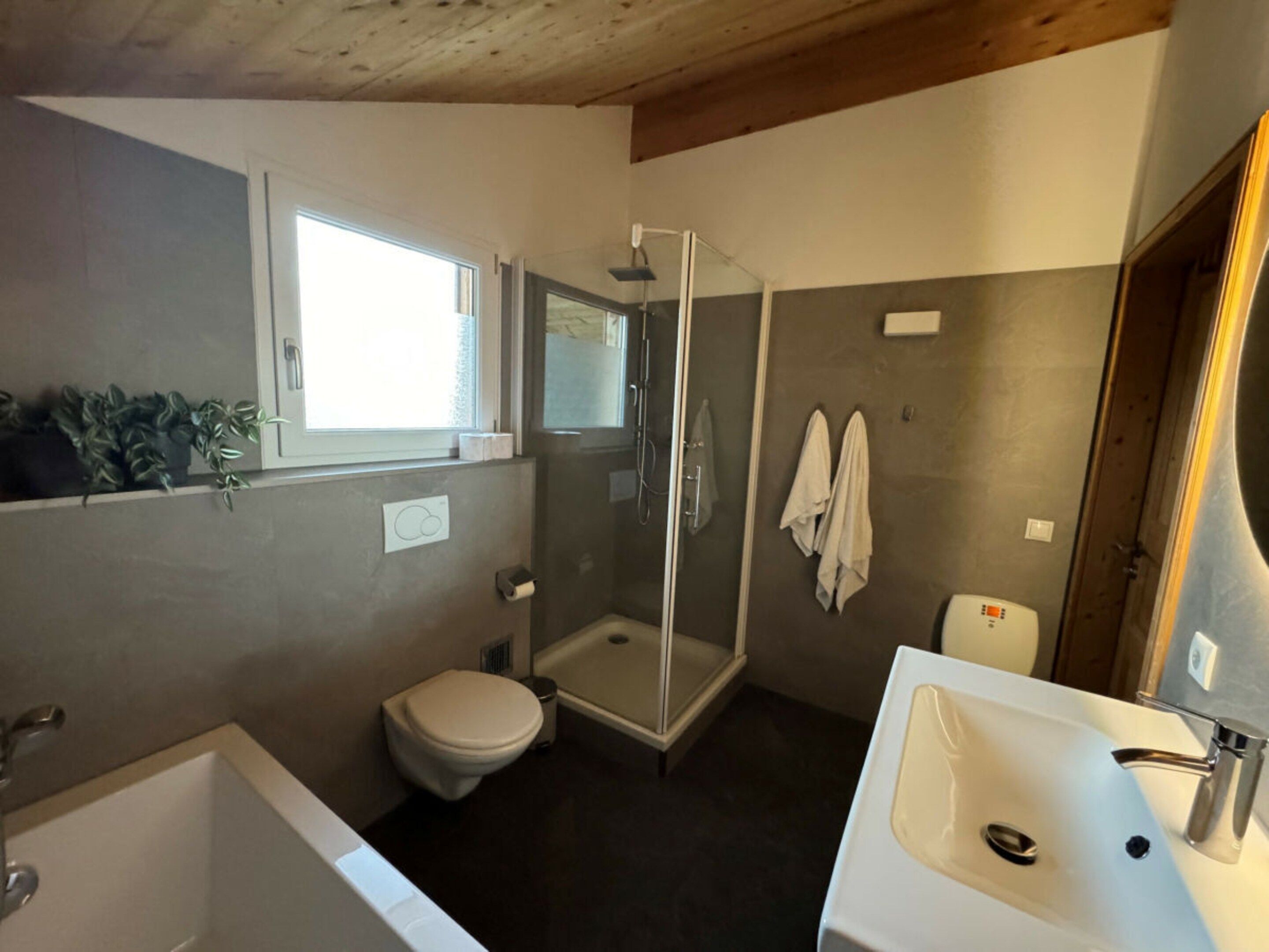 Ein modernes Badezimmer mit Dusche, Toilette und Waschbecken.