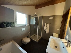 Ein modernes Badezimmer mit Dusche, Toilette und Waschbecken.