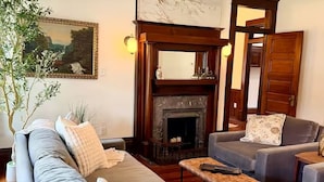 Una sala de estar con chimenea, sofás y una mesa de centro.