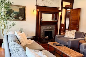 Sala de estar com lareira, sofás e mesa de centro.