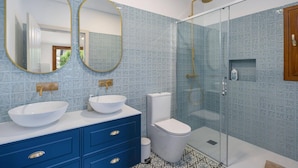 Bathroom - Villa Casa da Tia by Villa Plus (Machico)