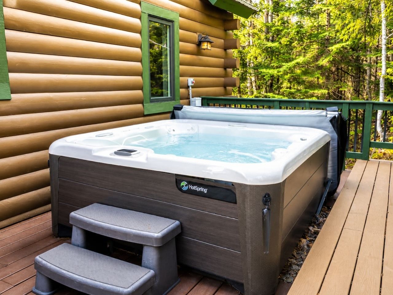 Ein Whirlpool mit Stufen, einem Fenster und einer Terrasse.