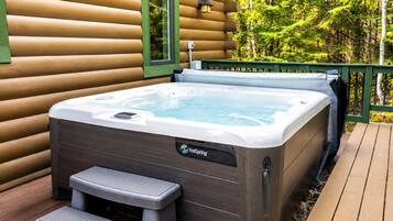 Ein Whirlpool mit Stufen, einem Fenster und einer Terrasse.