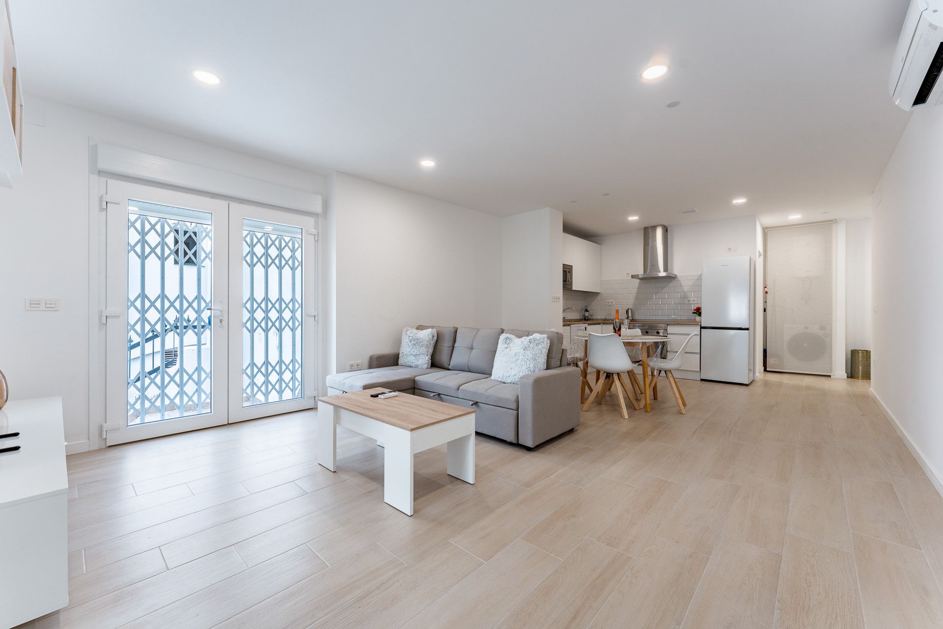 Ein modernes Apartment mit Wohnzimmer, Küche und Essbereich.