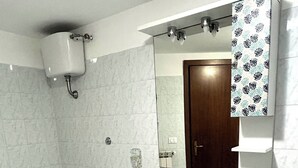 A bathroom with a toilet, bidet, and a sink with a mirror above. - Verde Salvia Home - Vacation Rental in Frascati (Frascati)
