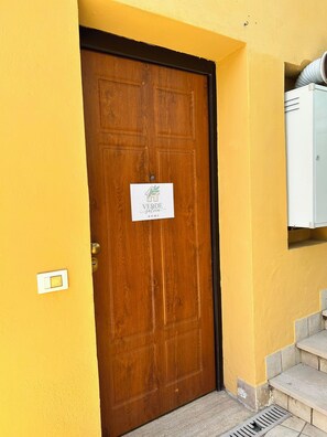 A wooden door with a sign that reads 'VERDE SALVIA HOME'. - Verde Salvia Home - Vacation Rental in Frascati (Frascati)