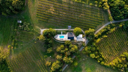 Holiday Home 'Jana House Oriovac' with Lake View, Wi-Fi and Air Conditioning