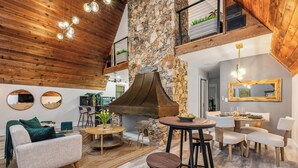 Dining - 3 beds/2.5 bath, A-Frame Palm Tree & Alpaca & Llama Farm (Palm Beach Gardens)