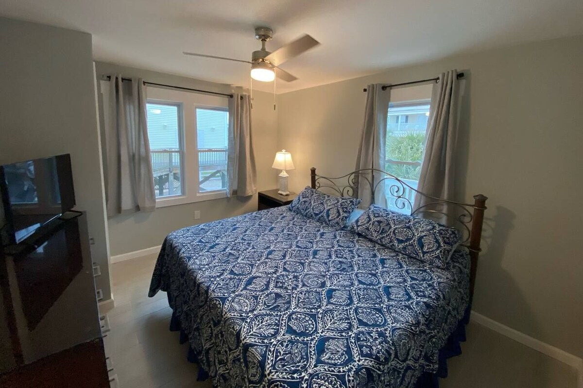 Apartamento, sacada, vista para o oceano | Cortinas blackout, ferros/tábuas de passar roupa, Wi-Fi de cortesia