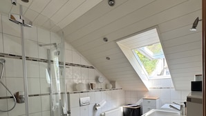 Bathroom - Apartment at the Maindreieck in a Quiet Area of Marktbreit, Up to 5 Guests, Parking, Wi-Fi (Marktbreit)