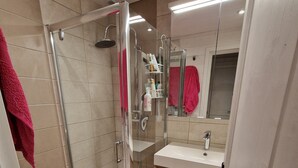 Bathroom - Vrbo Property (Chambéry)