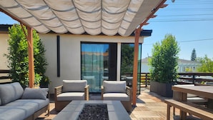 Outdoor dining - Boutique Treetop Room at Jackson Market (Culver City)