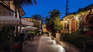 Outdoor dining - Boutique Treetop Room at Jackson Market (Culver City)