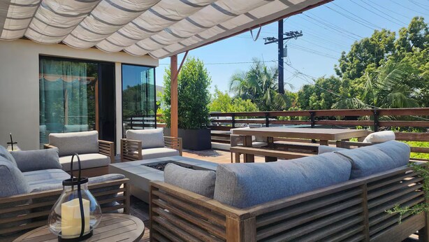 Outdoor dining - Boutique Treetop Room at Jackson Market (Culver City)