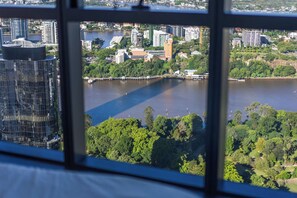 Eine Stadtansicht mit Fluss, Gebäuden und Grünflächen.