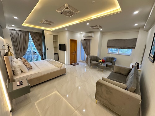 Redline Premier Hotel