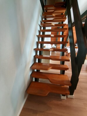A wooden staircase with a modern design, leading to an upper floor. - Peace, nature, and North Sea air—your cozy retreat in Fedderwardersiel (Butjadingen)