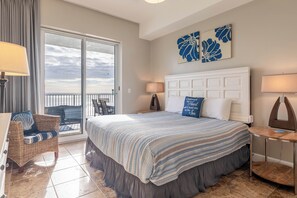 Ein Hotelzimmer mit einem großen Bett, einem Balkon und Meerblick.