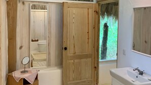 Comfort-Vierbettzimmer, Gartenblick | Badezimmer | Badewanne und Dusche (separat), Handtücher, Seife