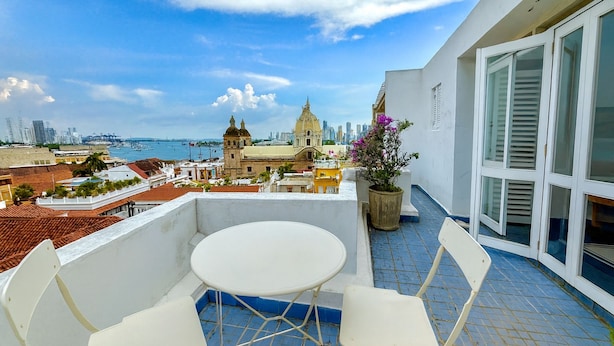 Unclassified image, 1 of 18, button - by Calamari.Homes - Plaza de Bolivar - Sea View - Walled City (Cartagena de Indias)