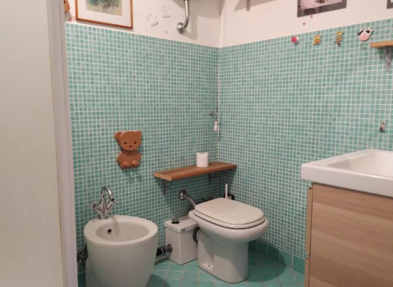Ein Badezimmer mit Toilette, Bidet und Waschbecken.