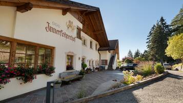 Un bâtiment traditionnel sur lequel on peut lire l’inscription « Innermohrhof ».