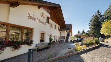 A traditional building with a sign reading 'Innermohrhof.'