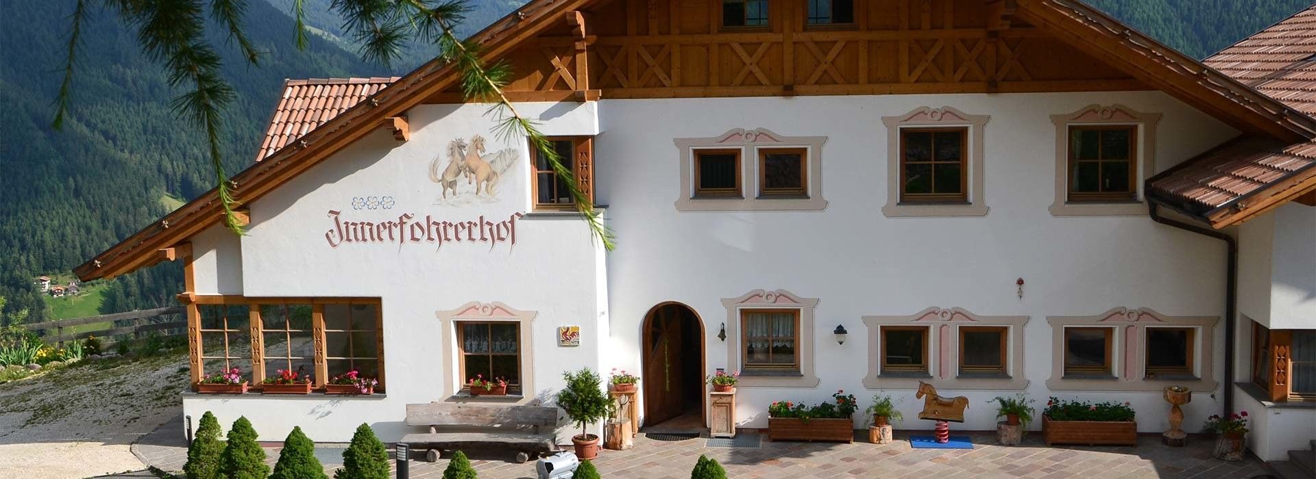 Un bâtiment de style alpin traditionnel, sur lequel on peut lire l’inscription « Jägerhof ».