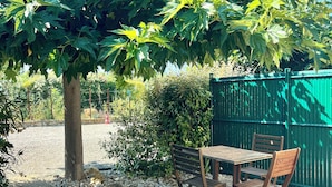 Outdoor dining - Bleuet Suite in Peyriac-de-Mer with a terrace, private parking, and air conditioning🦋 (Peyriac-de-Mer)