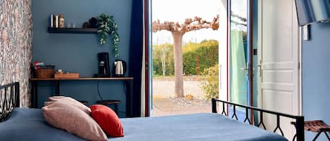 Cuna de viaje y ropa de cama