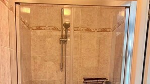 Bathroom - Bleuet Suite in Peyriac-de-Mer with a terrace, private parking, and air conditioning🦋 (Peyriac-de-Mer)