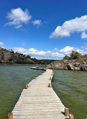 A wooden pier extending into a body of water, with a clear sky above. - Bleuet Suite in Peyriac-de-Mer with a terrace, private parking, and air conditioning🦋 (Peyriac-de-Mer)