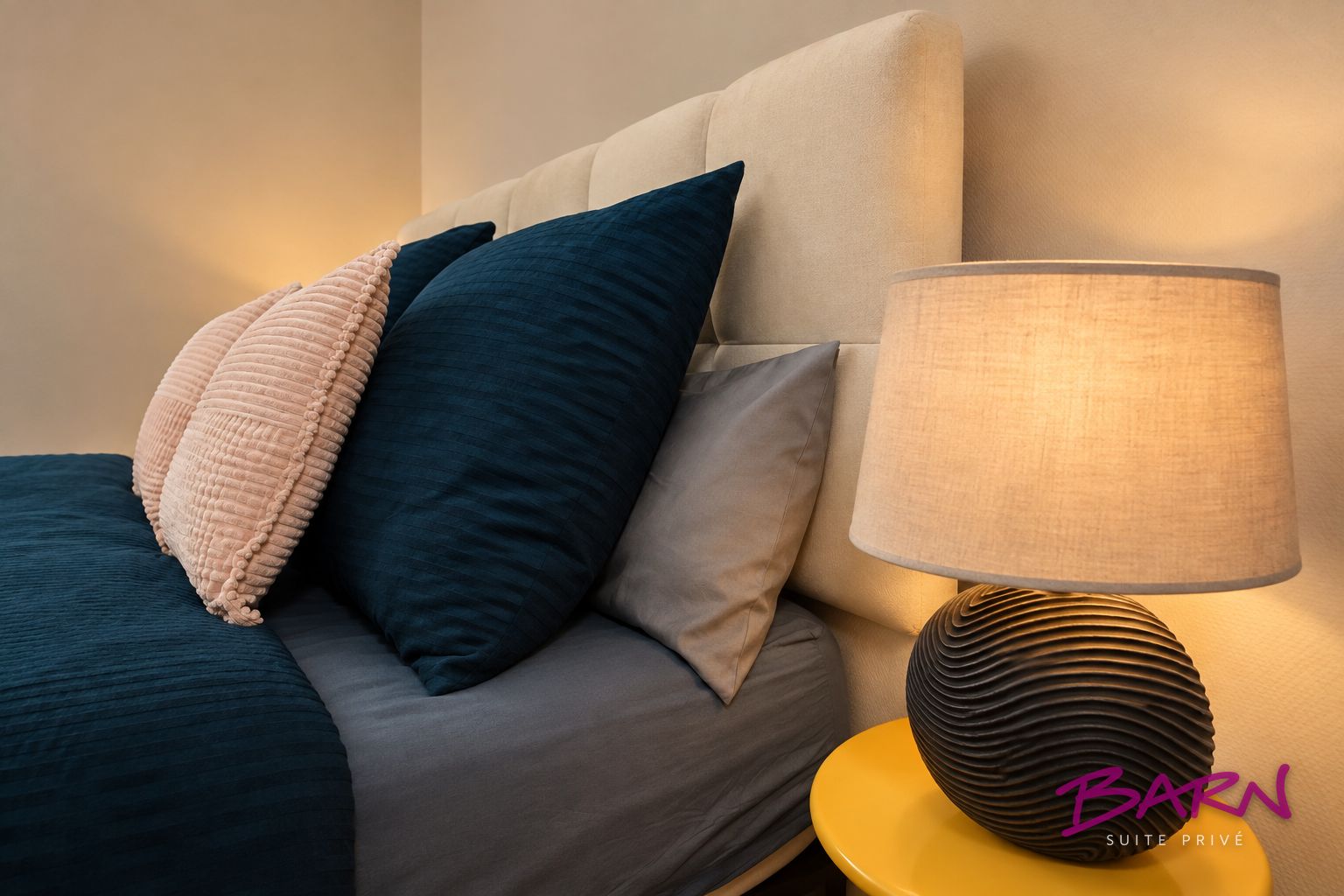 Tabla de planchar con plancha, wifi, ropa de cama