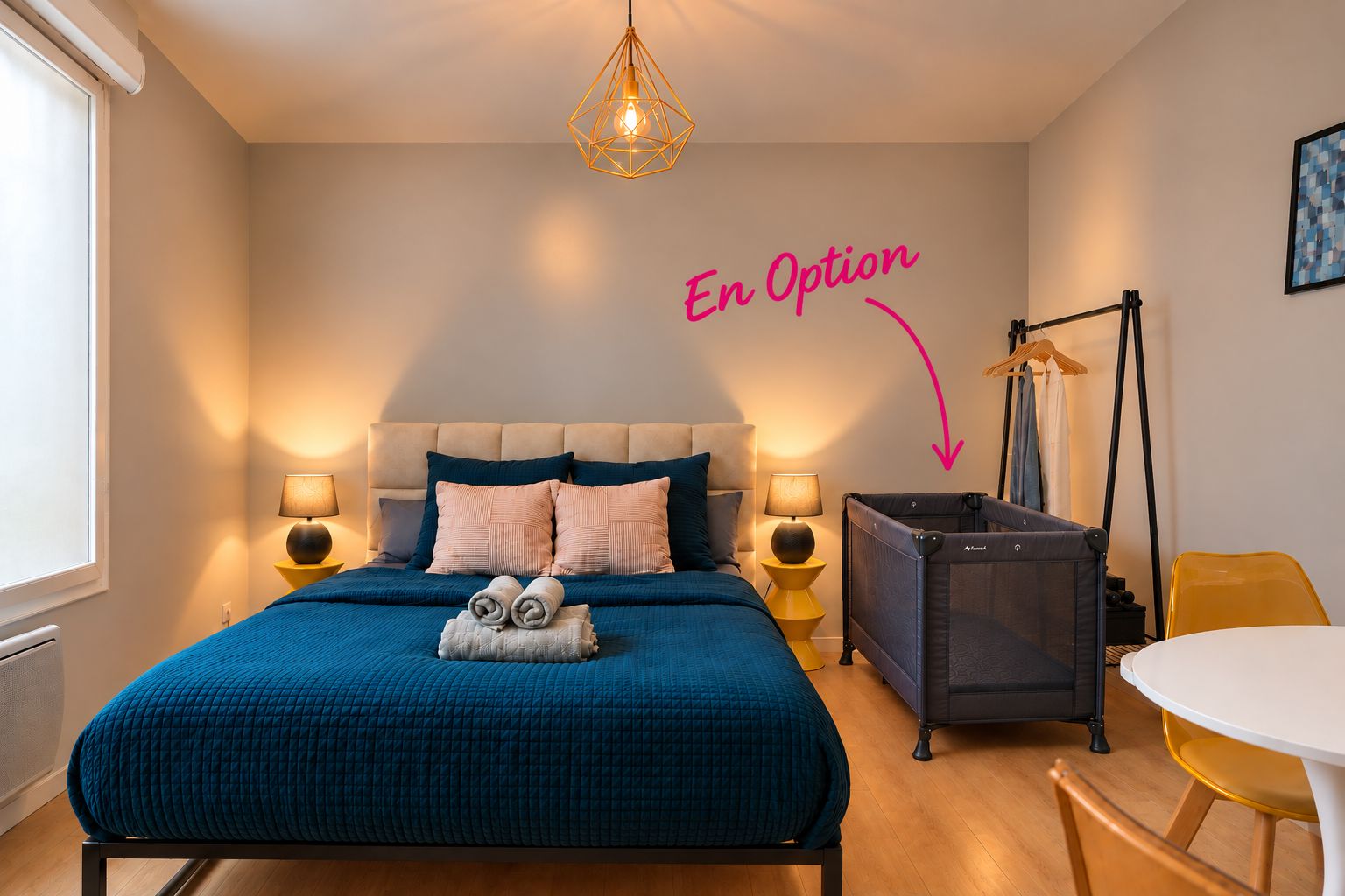 Un dormitorio con cama, lámparas de noche, escritorio y una silla.