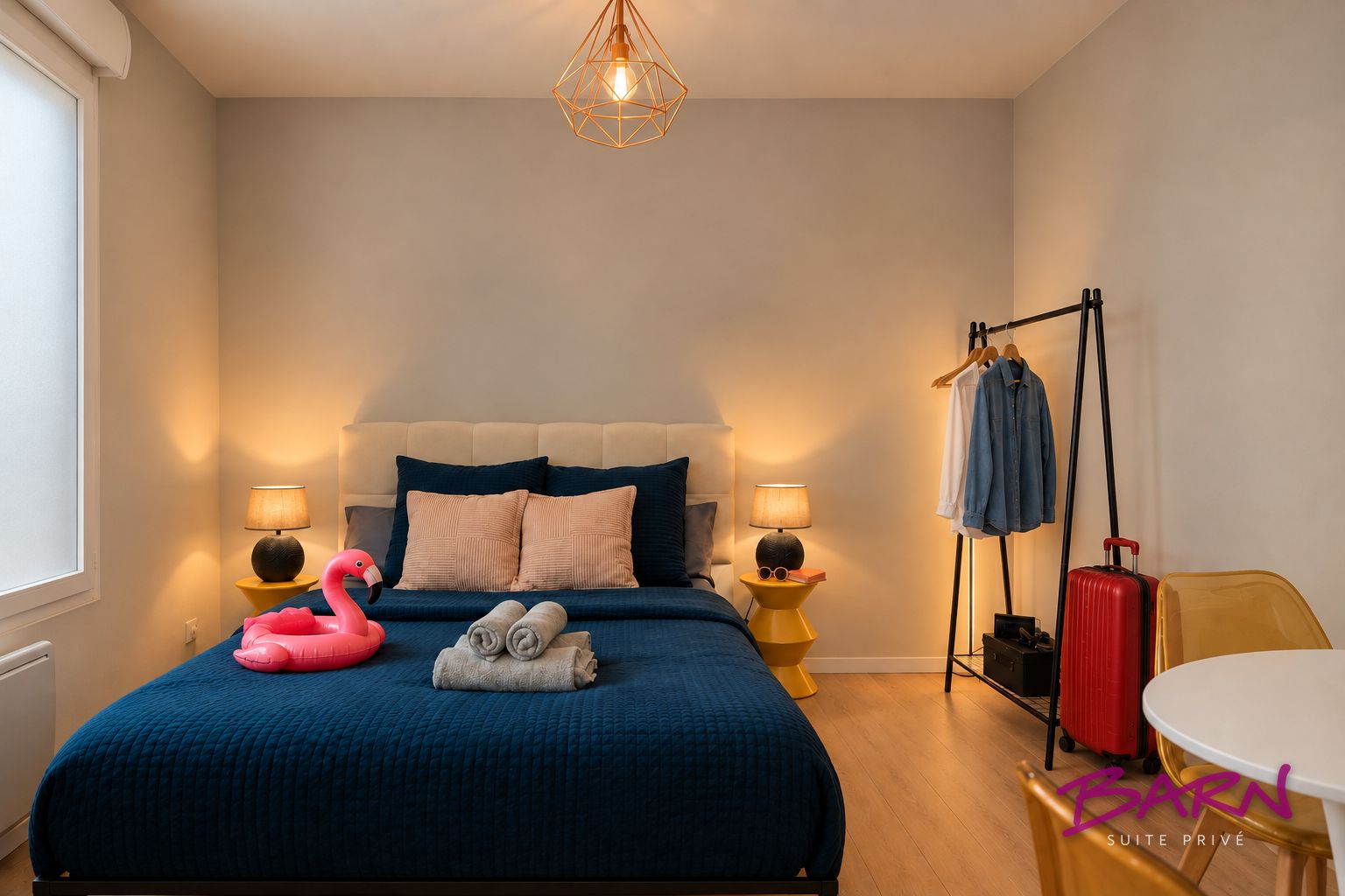 Tabla de planchar con plancha, wifi, ropa de cama