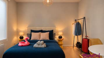 Tabla de planchar con plancha, wifi, ropa de cama