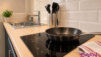 Cafetera o tetera, microondas y utensilios de cocina