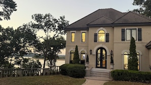 Exterior - Gorgeous Lakefront 5 bedroom with Stunning Views (Rogers)