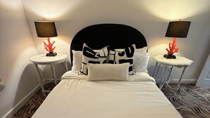 Room - Gorgeous Lakefront 5 bedroom with Stunning Views (Rogers)